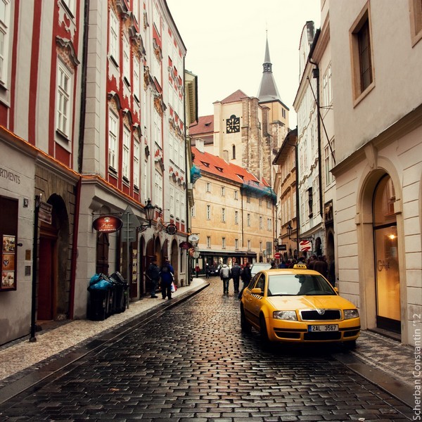 мощение дорожек в центре Праги гладкой брусчаткой